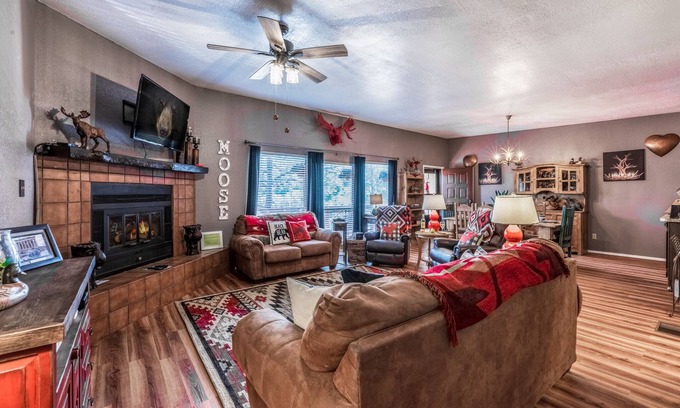 Alto Cabina | Gotch Eyed Moose | Pool + Tennis, Balcony, Views