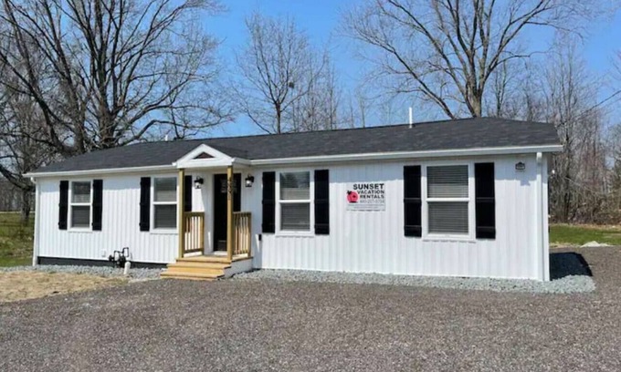 Geneva-on-the-Lake Casa | GOTL Lakeview Lagoon Ranch- Sunset Vacation Rentals