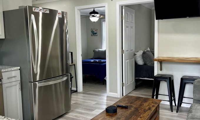 Geneva-on-the-Lake Apartamento | GOTL Strip Suite #2- Sunset Vacation Rentals