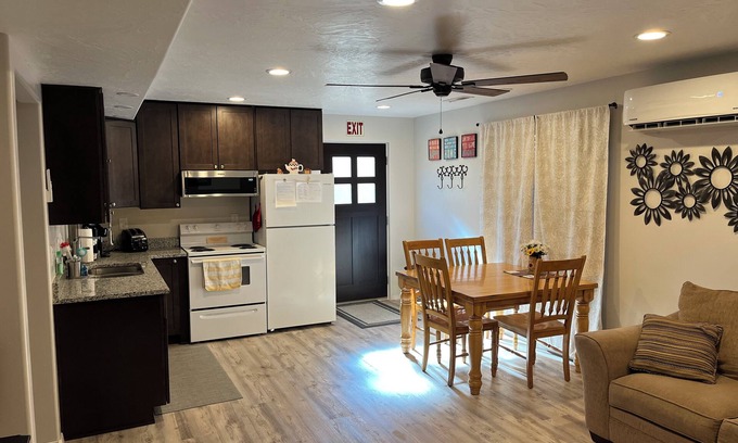 Hurricane Apartamento | Gould’s Hideaway off street parking, close to Sand Hollow, Quail & Zion.