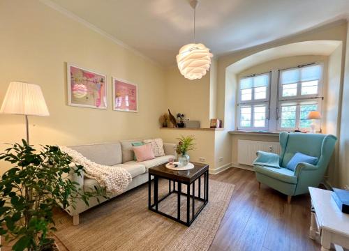 Schlitz Apartamento | GRÄFIN MARTHA MARIA - Design-Apartment in der historischen Hinterburg Schlitz - mit Aufzug, Parkplatz & Garten - nahe Fulda und Bad Hersfeld