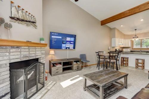 Lake Delton Casa | Grace Jo Vacation Home at Tamarack Highland 5