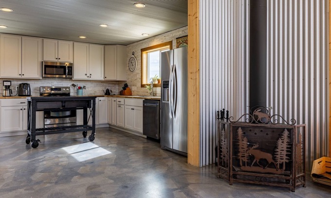 Cody Casa | Grace's Getaway- Panoramic mountain views, pet friendly