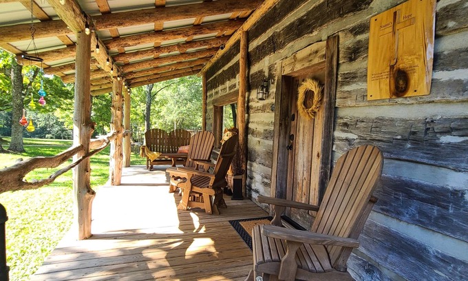 Pilot Mountain Cabina | Graceland Farm 200 yr old rustic cabin located near the heart of Pilot Mtn, NC