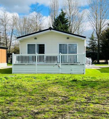 Allerthorpe Casa | Graceland Lodge with Hot Tub