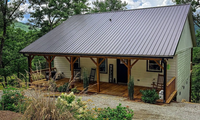 Franklin Casa | Graceland Mountain Retreat: Secluded 10-Acre Retreat w/ Mountain Home + Luxury RV