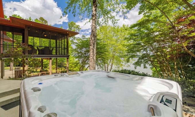 Clarksville Casa | Graceland