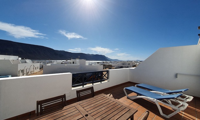 Caleta de Sebo Apartamento | Graciosamar 5-Wifi-Terraza vistas al mar-Smart TV-Movistar+ UK TV