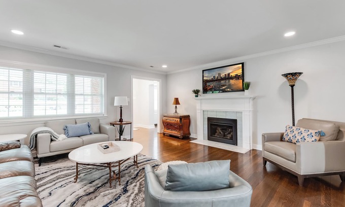 Richmond Casa | Gracious Lee at Willow Lawn | 3BR Prime Location