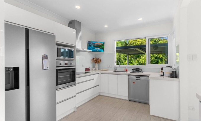 Mangawhai Casa | Graddies Patch - Sunny, refurbished kiwi bach - walk to the village, markets, Bennetts, Tavern and more