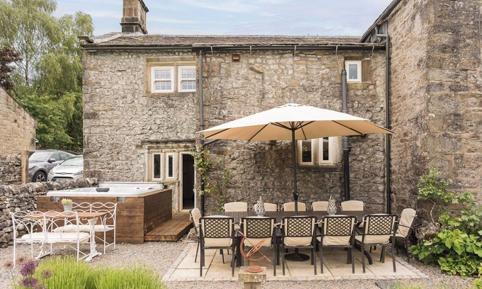Starbotton Casa | Grade 2 listed country home sleeping 12 with hot tub and annex