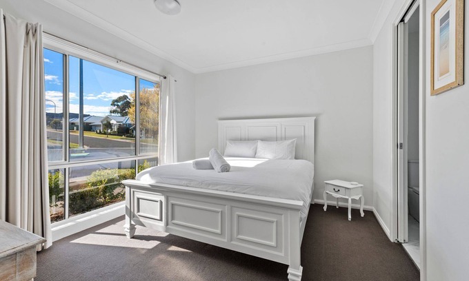 Narrawallee Apartamento | Grahlie House - Iluka 1A - Brand new, custom-designed and stylish studio apartment