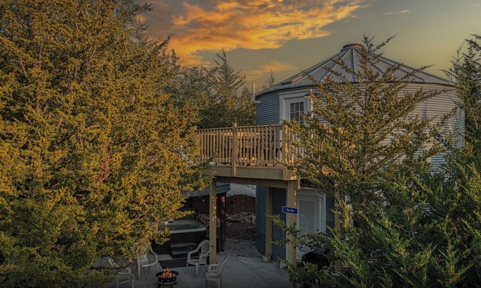 Ashland Cabina | Grain Bin Cabin w/Hot Tub. 2 levels w/Balcony. 1.5 Bathrooms & Pet Friendly!