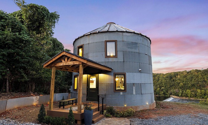 Daniels Hill Casa | Grain Bin Silo w/Loft Fire Pit Near Downtown Lynchburg