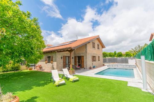 Adios Chalet De Esquí | Gran casa de campo con piscina a 15 km de Pamplona