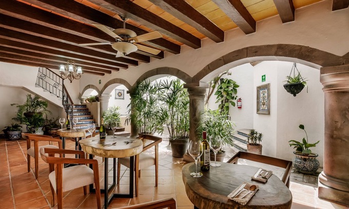 Centro de Cancún Villa | Granada 24 Beautiful Colonial House in the Heart of Cancun 7 bedrooms and pool