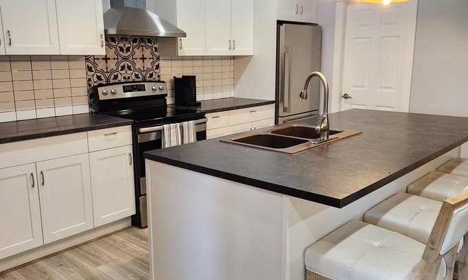 Grand Forks Apartamento | Feel at home in this downtown apartment with two bedrooms and insuite laundry!