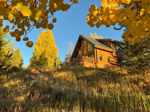 Innsbruck Val Moritz Casa | Granby Panoramic Paradise! Hot tub and firepit!