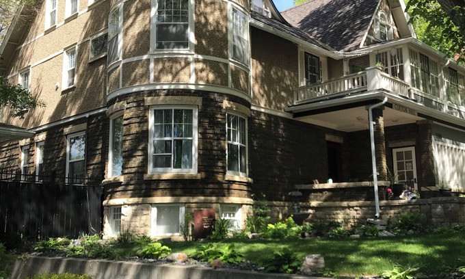 Moose Jaw Apartamento | Grand 3 bdrm retreat in one of Moose Jaw’s most historic homes.