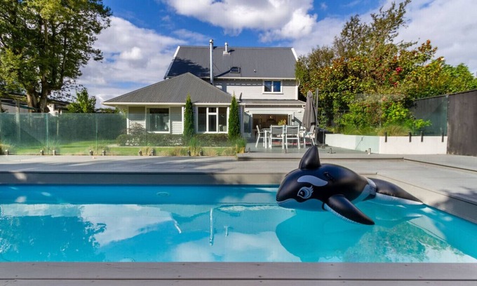 Fendalton Casa | Grand 5 Bedroom Villa in Fendalton Heated Pool