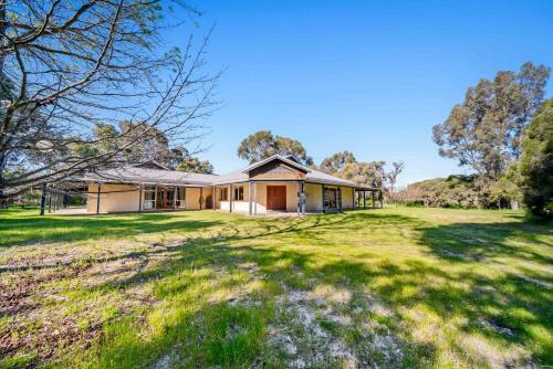 Jandakot Casa | Grand 6BR Farmstay in Airport Coogee Beach&Fremantle