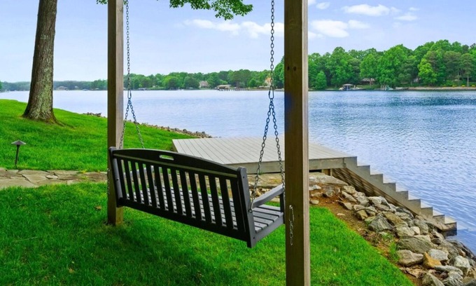 Mooresville Casa | Grand Bay w/Hot Tub, 440' Shoreline & Optional Boat Rental