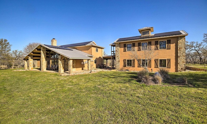 Bellville Casa | Grand Bellville Estate at 'Clear Creek Ranch'
