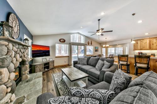 Pioneer Trail Casa | Grand Cabin Paradise - Beautiful Yard BBQ Forest