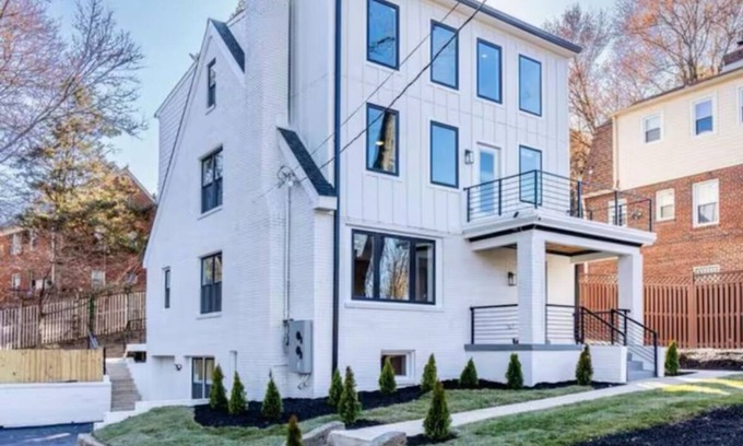 Washington Casa | Grand Capitol Villa: Lavish 7BR, 5BA Parking & Space for 16+, with Boat!