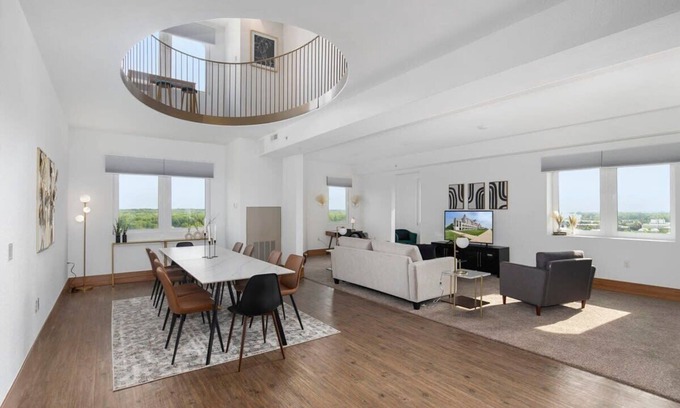 Grandville Apartamento | Grand Castle Penthouse—3 Levels of Luxury & Views