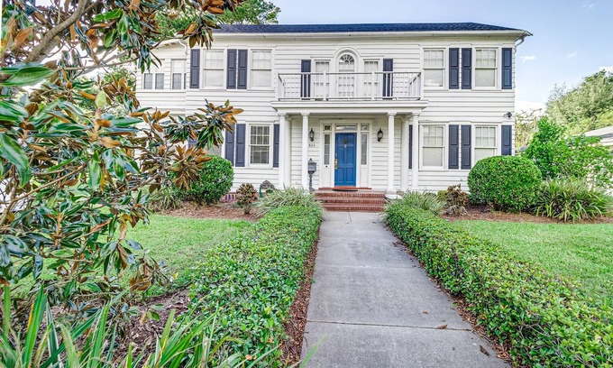 Lakeland Casa | Grand Colonial Home for Group Stays ~ Sleeps 16+ ~ 4 min walk to FSC