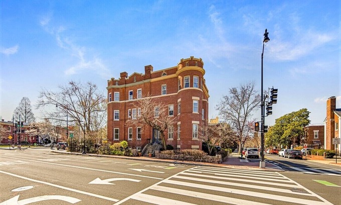 Stanton Park Casa | Puesto de mando perfecto para explorar DC | ESTACIONAMIENTO | ¡TARIFAS MENSUALES DISPONIBLES!
