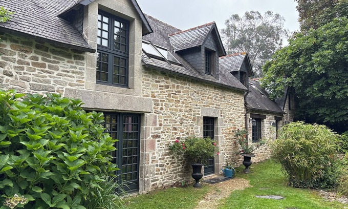 Ploneour-Lanvern Cabaña | Grand Cottage-Near Benodet-Heated Pool