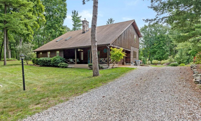 Port Franks Casa | GRAND, COZY COTTAGE IN PORT FRANKS, ONTARIO. OUTDOOR SPA. PET-FRIENDLY!