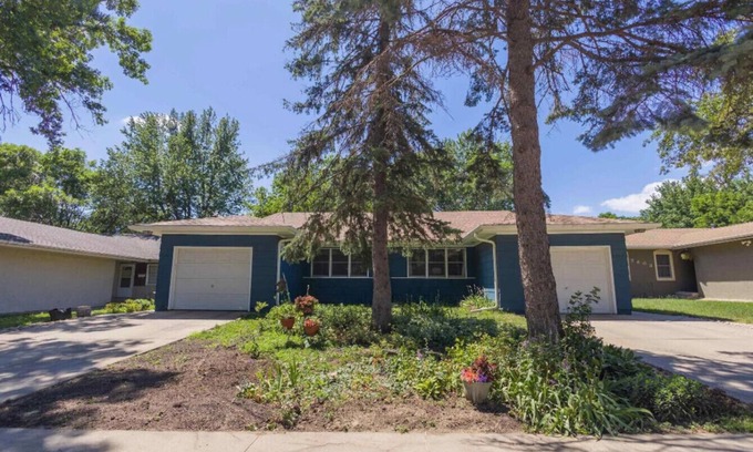 Sioux Falls Casa | Grand Duplex Blue House