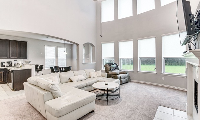 Iowa Colony Casa | Grand Family Home w/ Patio & Fenced Yard in Arcola