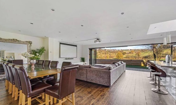 Oldham Otro | Grand four bed with spectacular views and lazy spa
