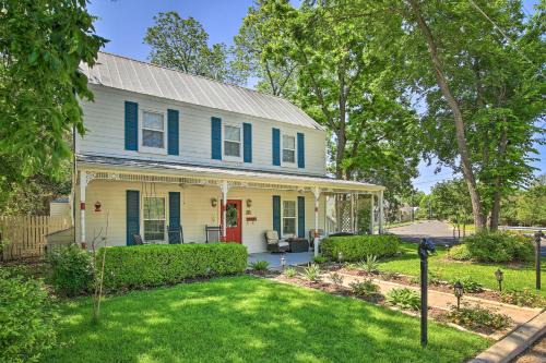 Fredericksburg Casa | Grand Fredericksburg Retreat - Walk to Main St!
