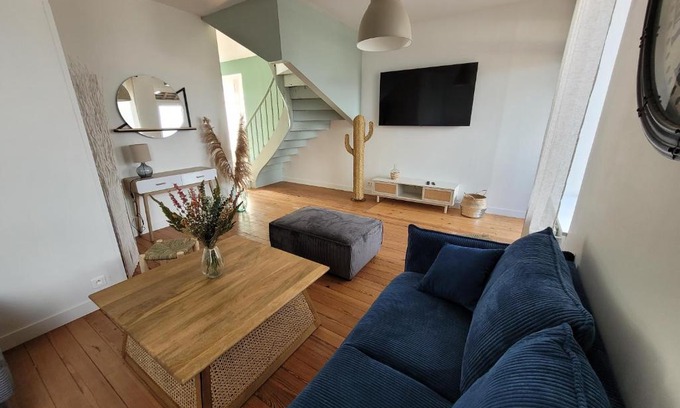 Villedieu-les-Poeles Casa | Grand gîte citadin avec SPA, billard, babyfoot