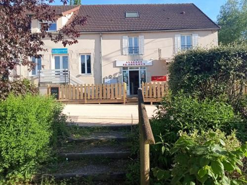 Louroux-de-Bouble Casa | Grand gîte familial avec terrasse et animaux acceptés à Louroux - FR-1-489-569
