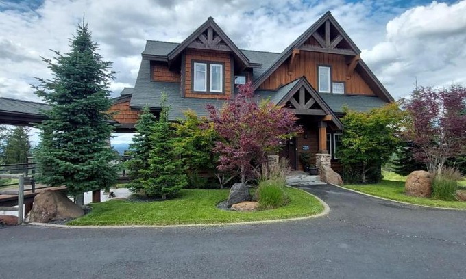 Colbert Casa | Grand Getaway at Green Bluff