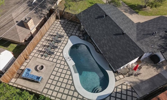 Irving Casa | Grand Greenbrier | 4-BD/2-BA Backyard Oasis w Pool