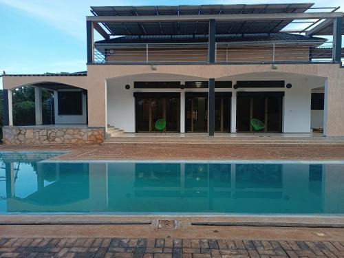 Jinja Cabina | Grand Grove Villa