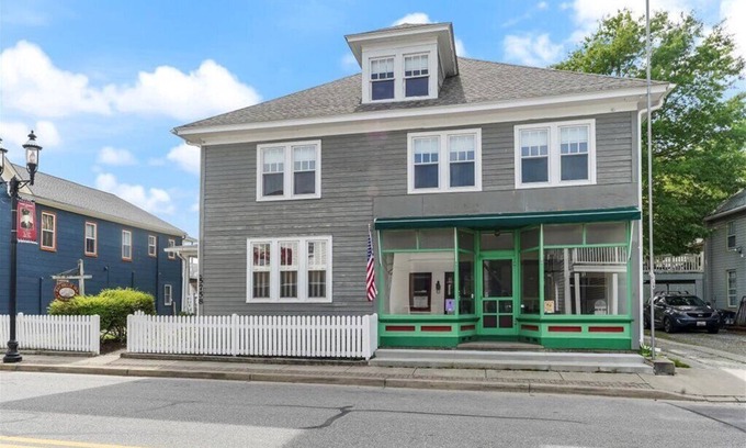 Rock Hall Casa | Grand home located right on Main St, walk to Chesapeake Bay & great restaurants