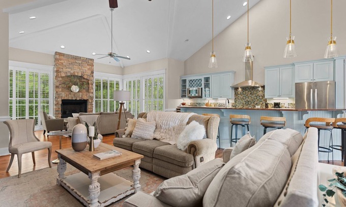 Hampstead Casa | Grand Home on 10 Acres in Surf City w/ Private Pond!