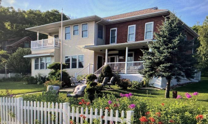 Trempealeau Casa | Grand home with views of the Mississippi!
