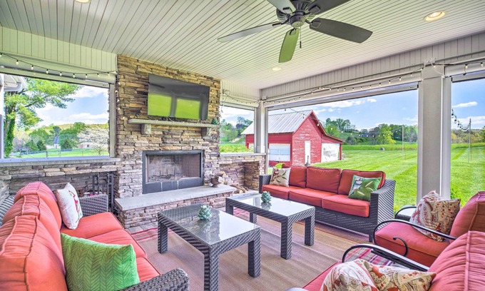 La Follette Casa | Grand LaFollette Home w/ View + Covered Patio!