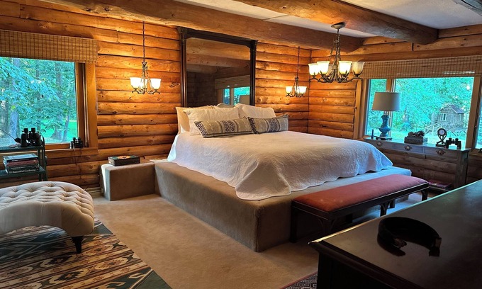 Millersburg Cabina | Grand Log Cabin in the Woods 3BR 2BA