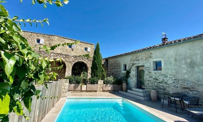 Martignargues Casa | Grand Luxe Suite GRAFFITI with XXXL whirlpool bath with shared POOL access