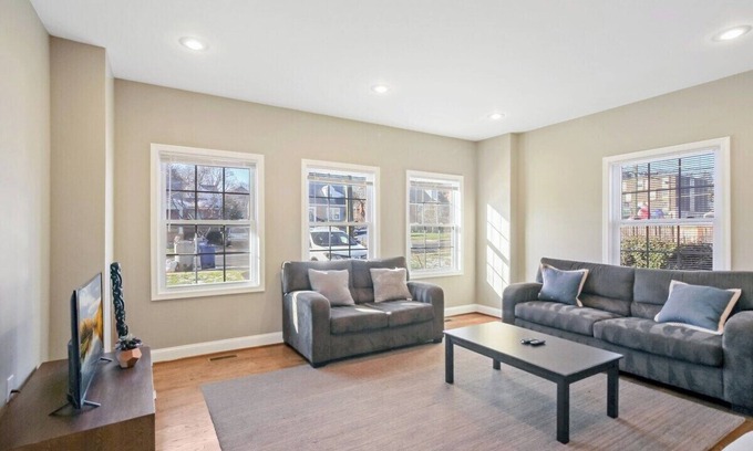 Falls Church Casa | Grand Luxury | Hot Tub | Boutique | 4 bedrooms